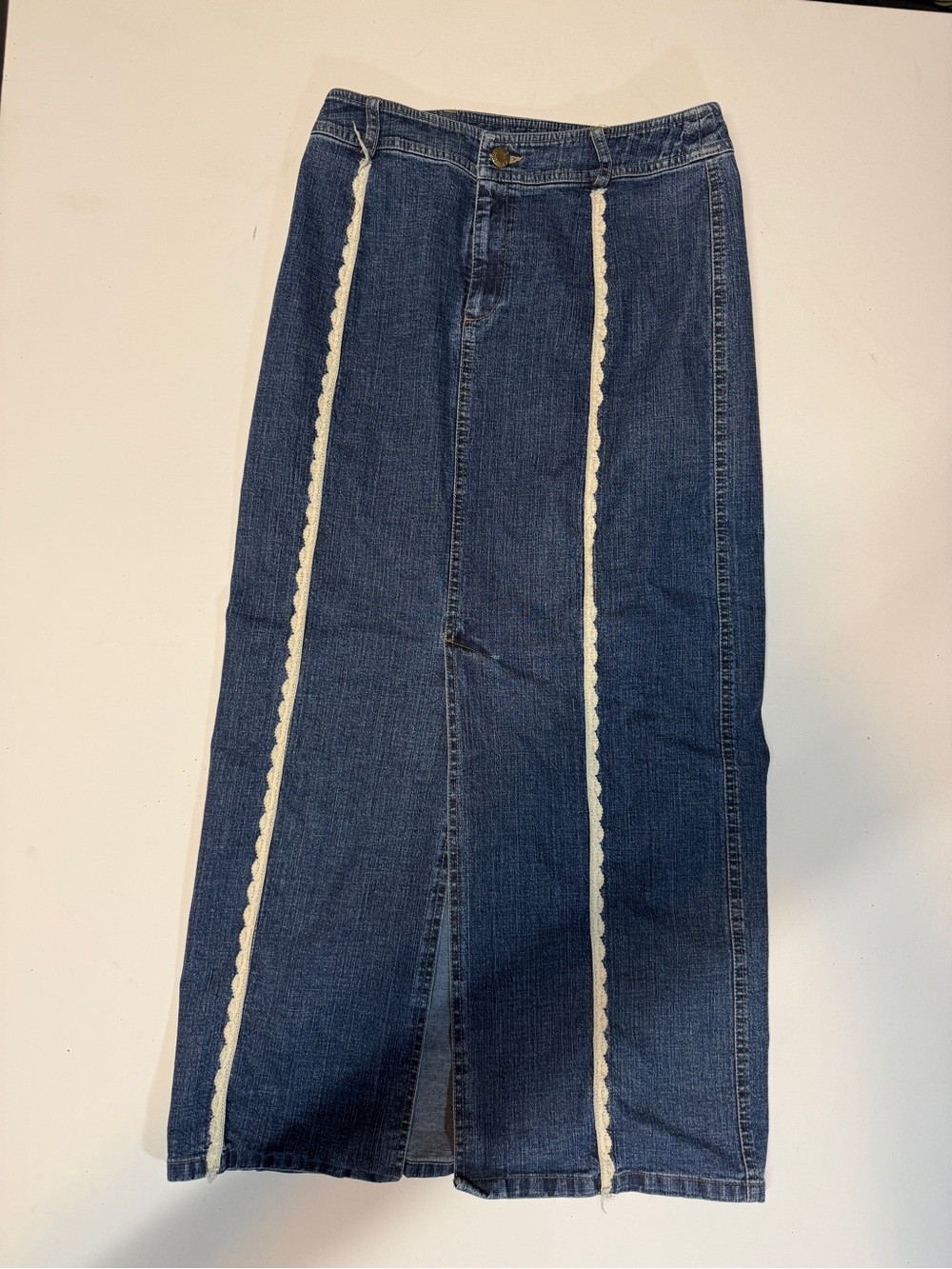 Straight Leg Women’s Jeans in Dark Blue with Cream Trim- Size Unknown